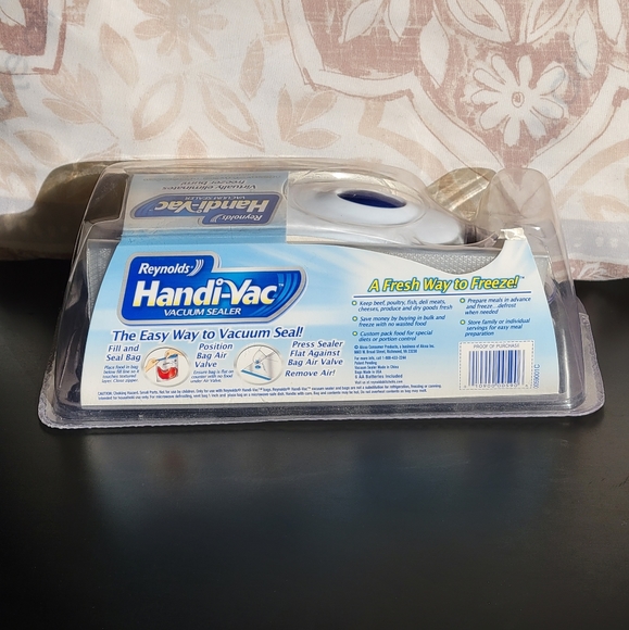 Reynolds handi-vac vacuum sealer starter kit! Never been opened! - Picture 2 of 7